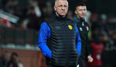 Maçtan sonra futbolculara sallayıp istifa etti